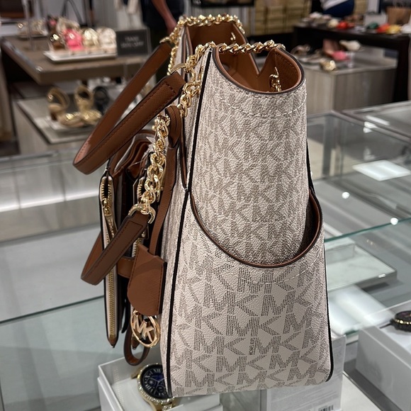 MICHAEL KORS LARGE X CHAIN SHOULDER TOTE 
& 
LARGE DOUBLE ZIP WALLET WRISTLET - Picture 4 of 16